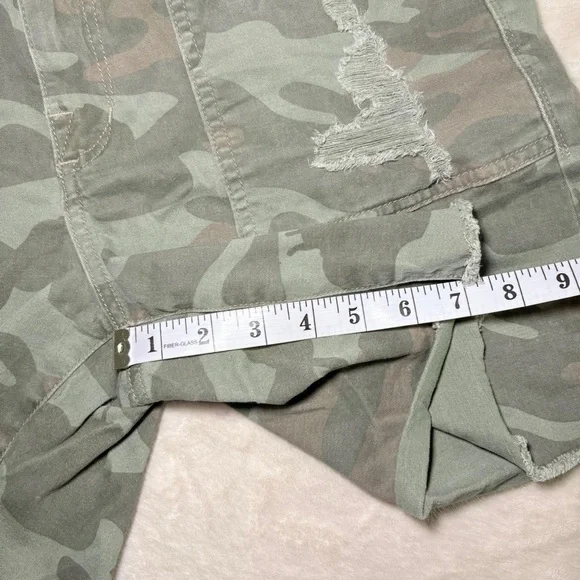 Rock & Republic Camouflage Green Shorts - Picture 5 of 7
